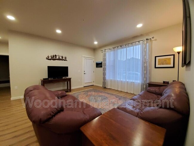 Building Photo - 2222B Willow Dr