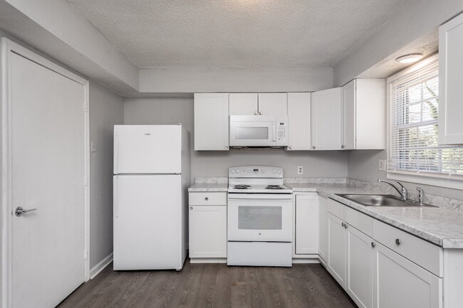Building Photo - 2 Bed/1bath Townhome blocks from Downtown Raleigh with off street parking