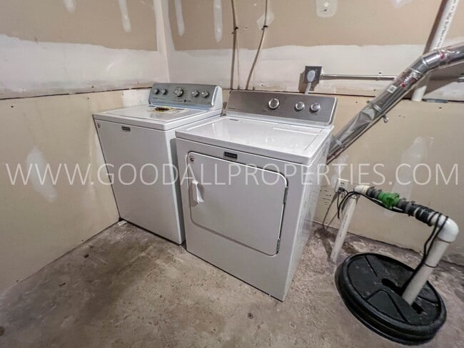 Building Photo - 4 Bedroom 2 Bathroom Home in Altoona with a 2-Car detached garage