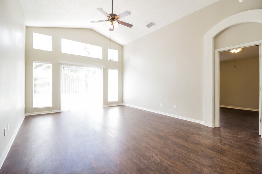 Building Photo - 4240 Forest Island Dr