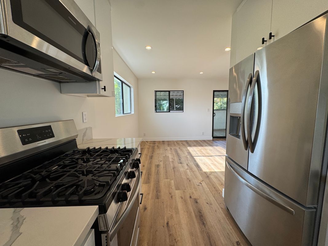 Building Photo - 1347 N Stanley Ave