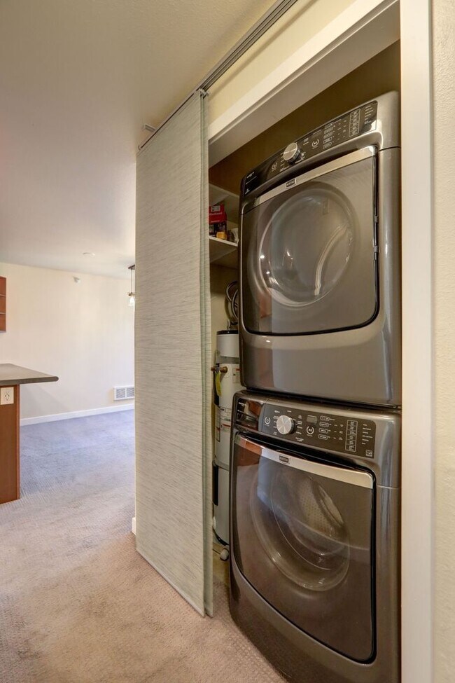 Building Photo - Spacious 2bd, 2ba Upper Unit Available in ...