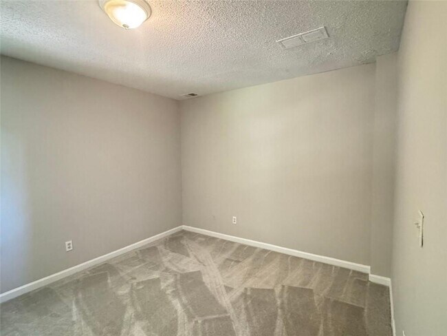 Building Photo - 4044 Robin Cir