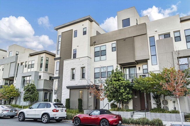 Building Photo - Newer Townhome in Santa Clara!