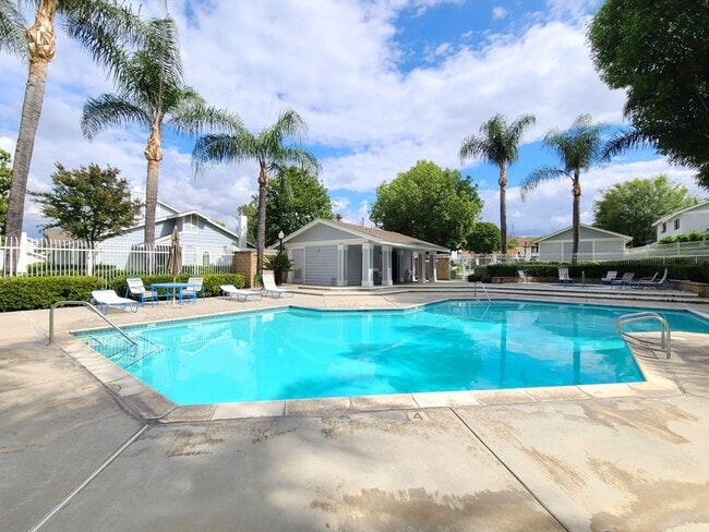 Building Photo - Nice 2-Story 3-Bedroom Condo in Loma Linda!