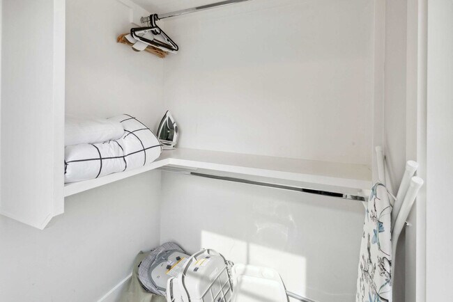 Building Photo - 3206 West End Cir