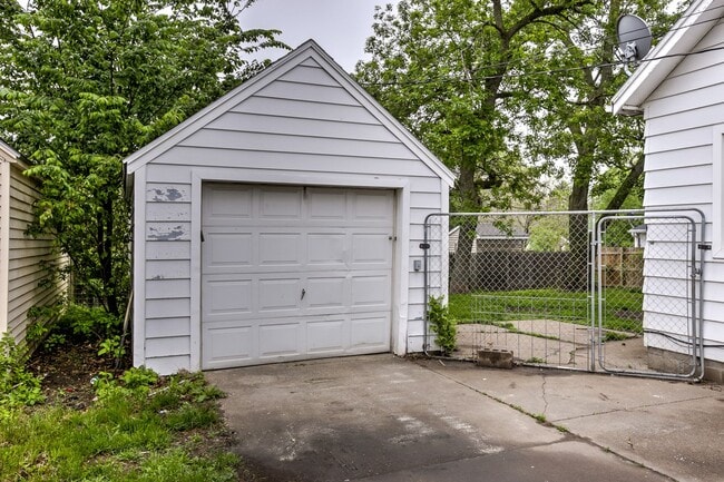 Building Photo - 4 Bedroom Home-$200 Off First Full Month