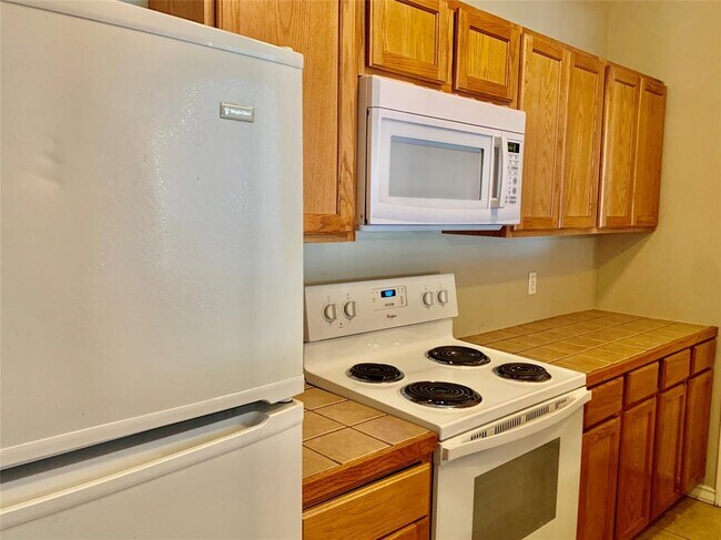 Building Photo - 220 Sandstone Dr