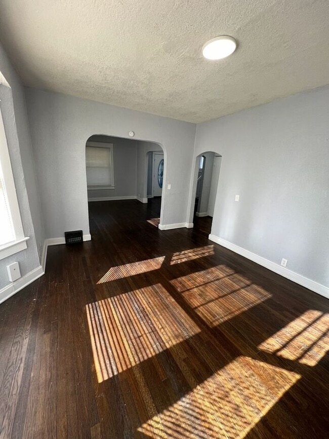 Building Photo - Spacious 5-Bedroom Home with Enclosed Porc...