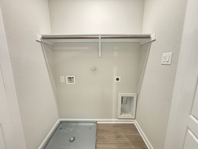 Building Photo - 3 Bedroom, 2.5 Bathroom, Two-story Duplex ...