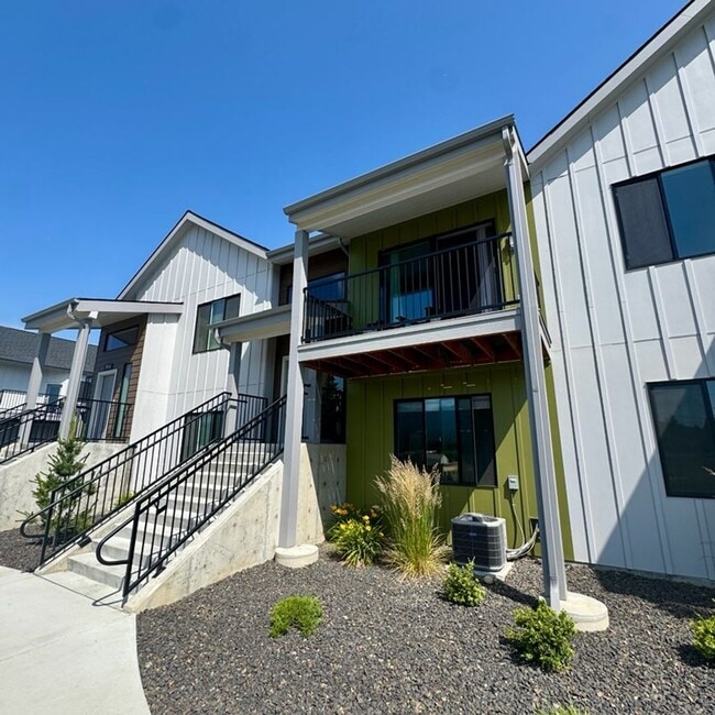 Building Photo - Cute, modern 2 bed 2.5 bath condo for rent!