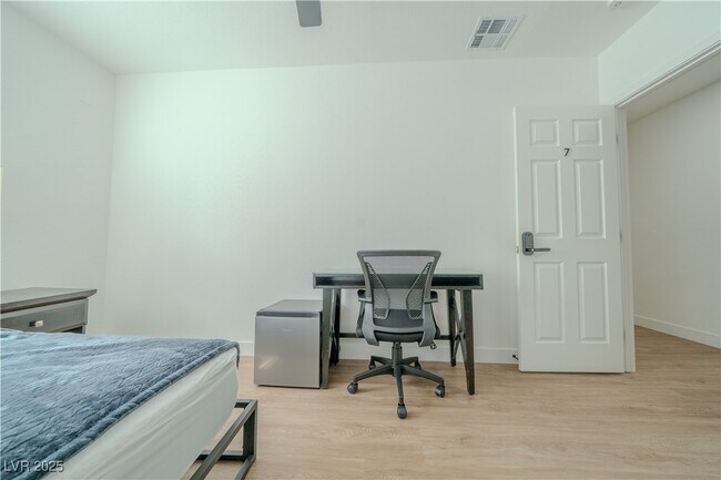 Building Photo - 1671 Sandalwood Ln
