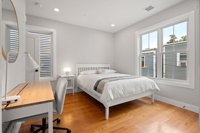 Building Photo - 174 W Seventh St