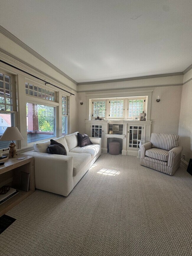 Building Photo - Beautiful Classic 4+ Bedroom 3,800 Sq. Ft....