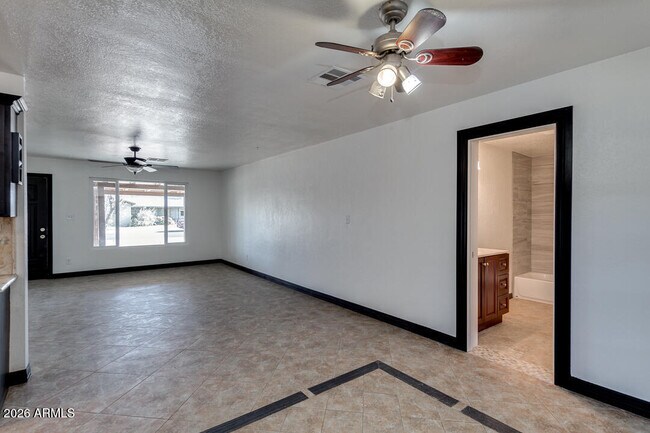 Building Photo - 1320 W 6th St