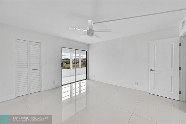 Building Photo - 3005 Portofino Isle