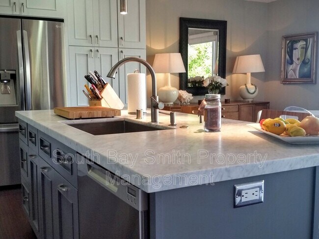 Building Photo - 509 N Helberta Ave