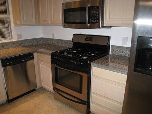Building Photo - UPSTAIRS CONDO! 2 BEDROOMS 2 BATHROOMS WIT...