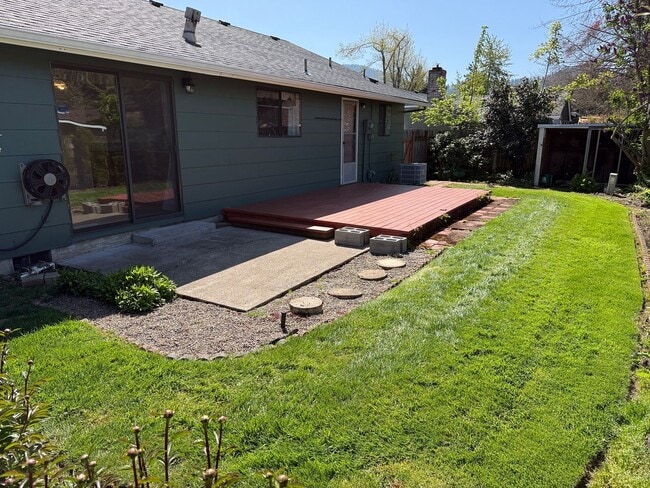 Building Photo - Well-kept house in desirable Thurston neighborhood!