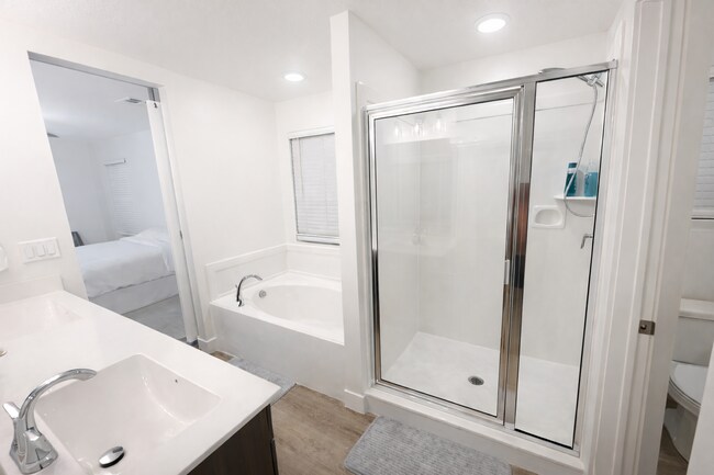 Building Photo - 4-Bed Stand Alone Home! 6+ Month Lease