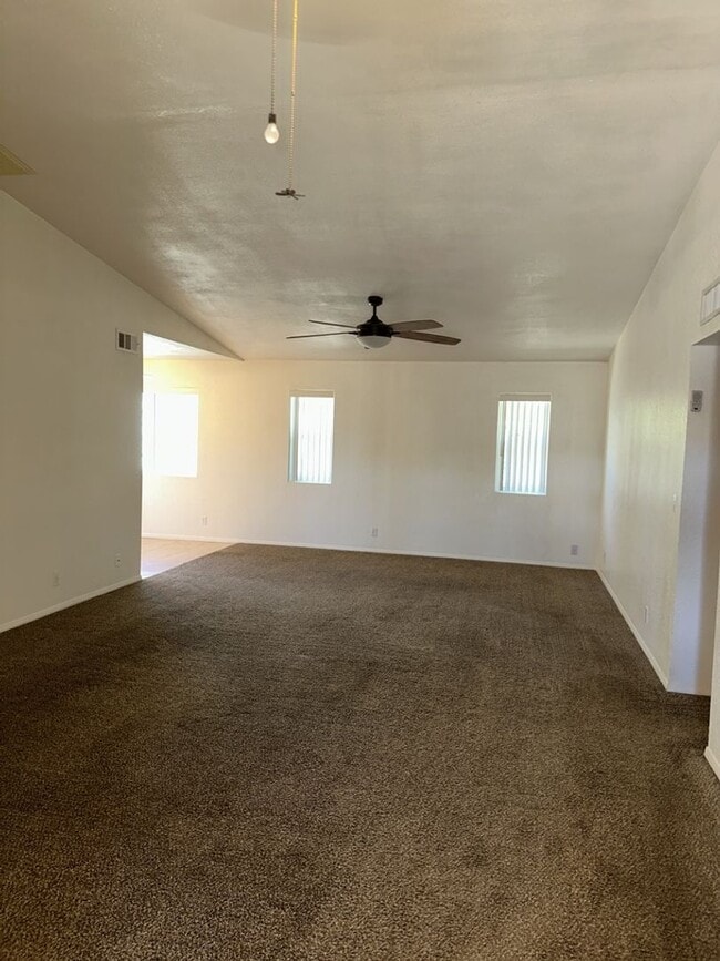 Building Photo - Unfurnished Full Time