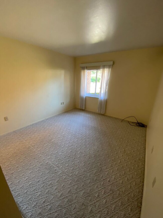 Building Photo - Cozy 1 Bedroom in a Quiet Building in Emsworth!