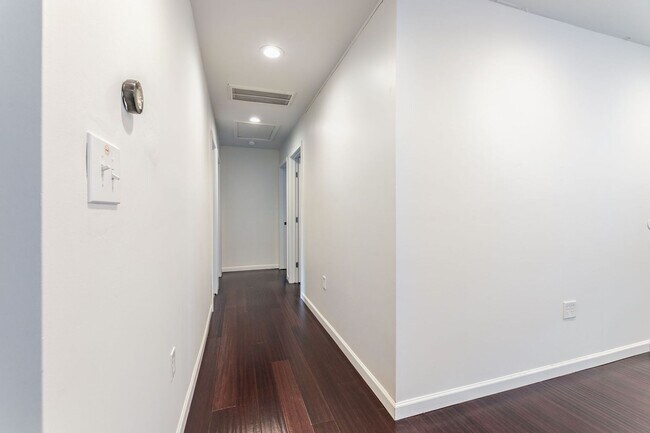 Building Photo - Charming & Updated Mid-Century 3 Bed/1 Bath in East Austin!