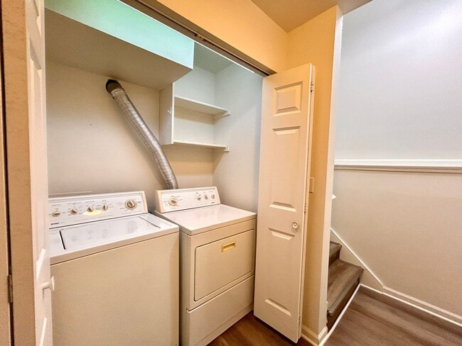 Building Photo - Four Bedroom Duplex in Cascade