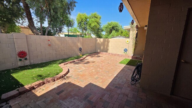 Building Photo - 2 bed, 1 bath Tempe Townhome