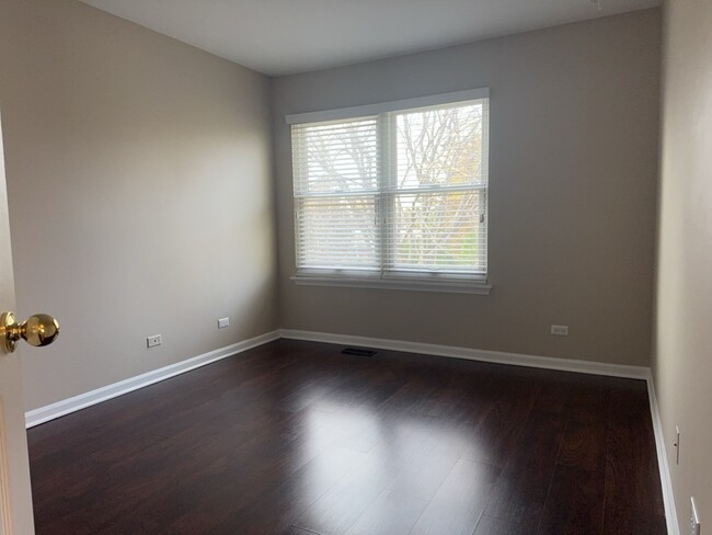 Building Photo - 552 Fairfax Ln