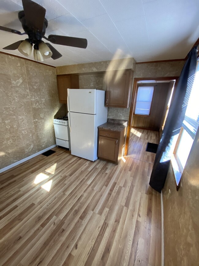 Building Photo - 908 Fallowfield Ave