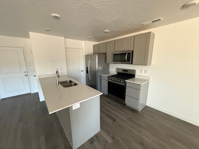 Building Photo - Includes internet - Pool/Pickle Ball +++