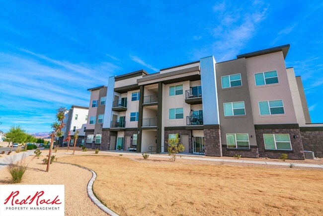 Building Photo - Spacious 3 Bedroom Unit in Desert Color With Pool & Lagoon Access