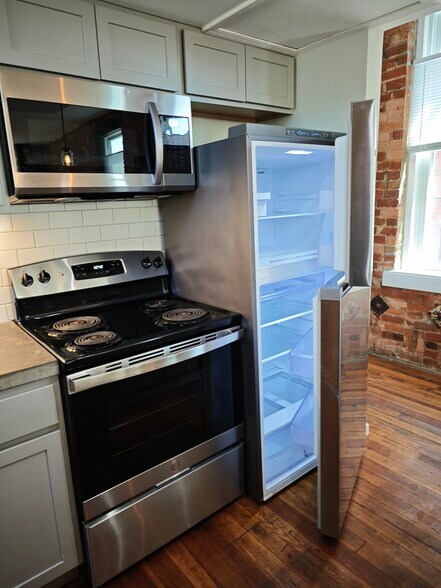 Ice maker - 836 York St