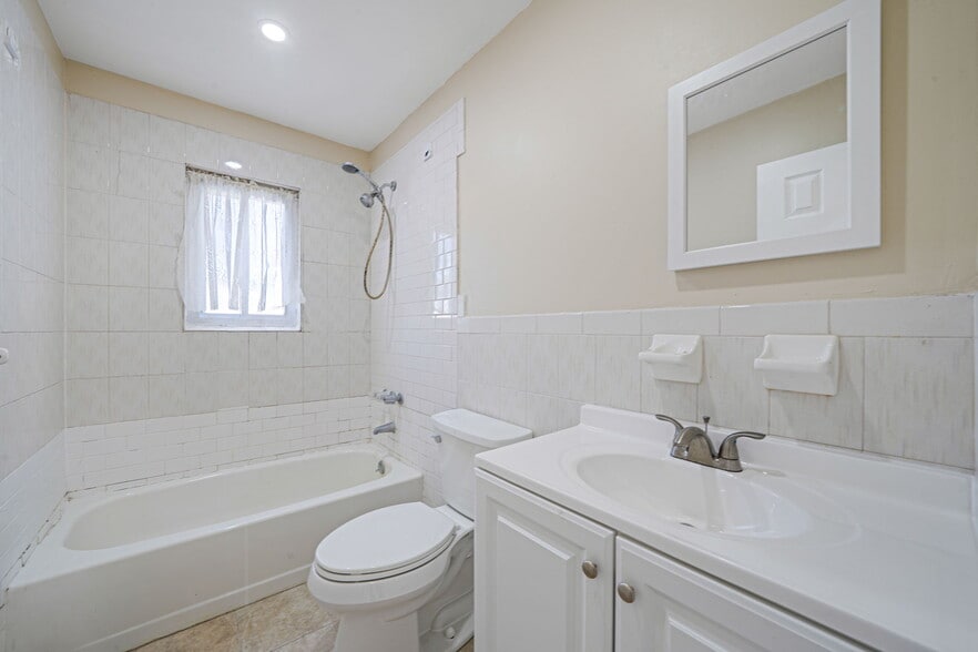 Building Photo - 4 Bay Pl