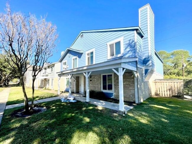 Primary Photo - 752 Memorial Mews St