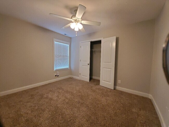 Building Photo - 3 Bedroom 2 Full Bath Dog Friendly Home For Rent!