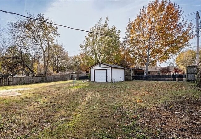 Building Photo - 3 bedroom 2 bath house
