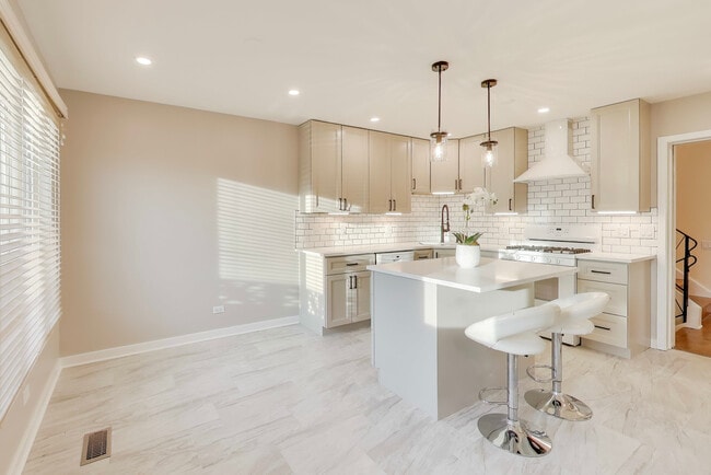 Building Photo - 475 Laurel Ave