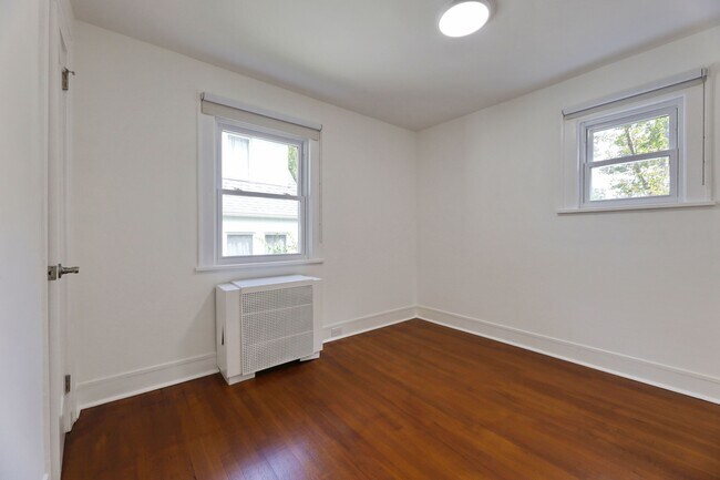 Building Photo - 1272 E Laurelton Pkwy
