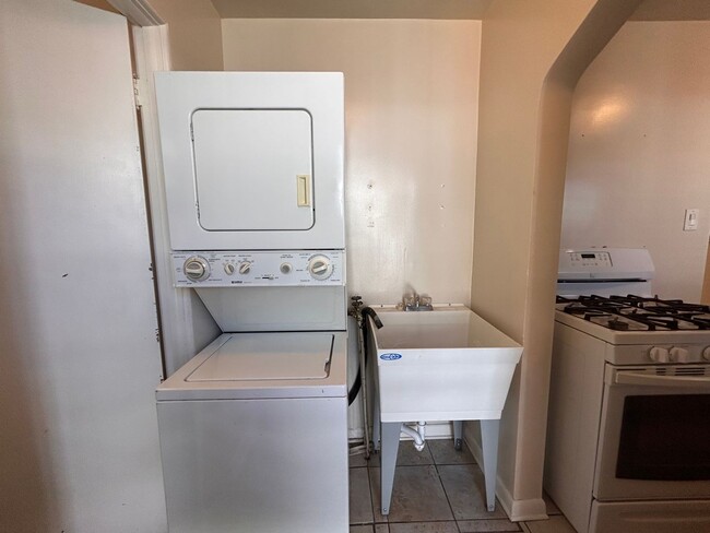 Building Photo - $0 DEPOSIT OPTION. CHARMING 2BED/1BATH DUP...