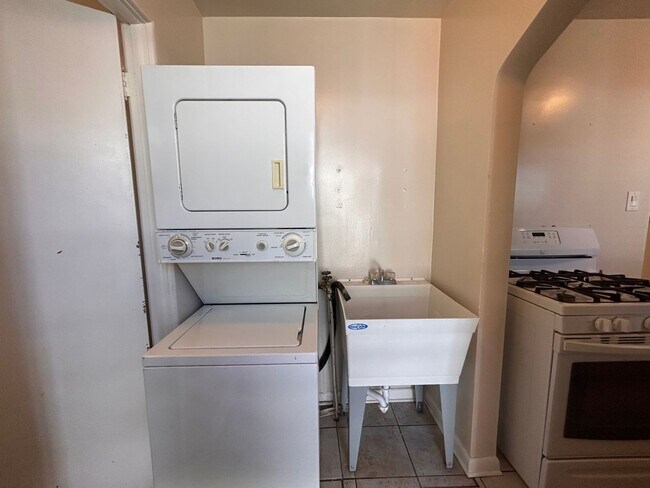 Building Photo - $0 DEPOSIT OPTION. CHARMING 2BED/1BATH DUPLEX NEAR SLOAN LAKE!!