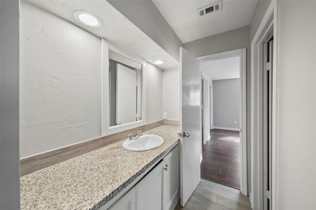 Building Photo - 2251 Middle Creek Dr