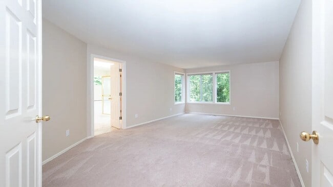 Building Photo - 4Bd/2.5Ba Bellevue House