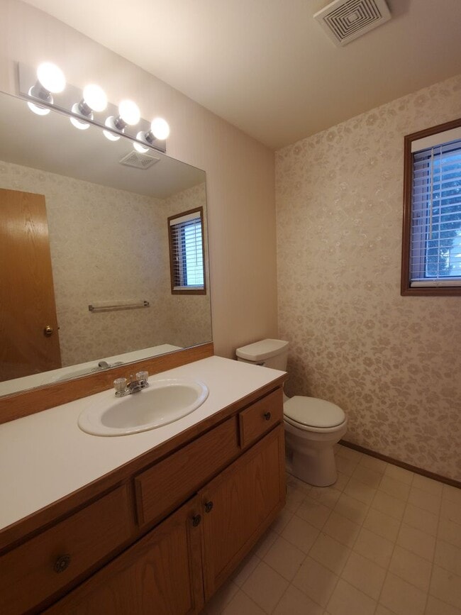 Building Photo - 4-Bedroom, 2.5-Bath located in Horn Rapids...