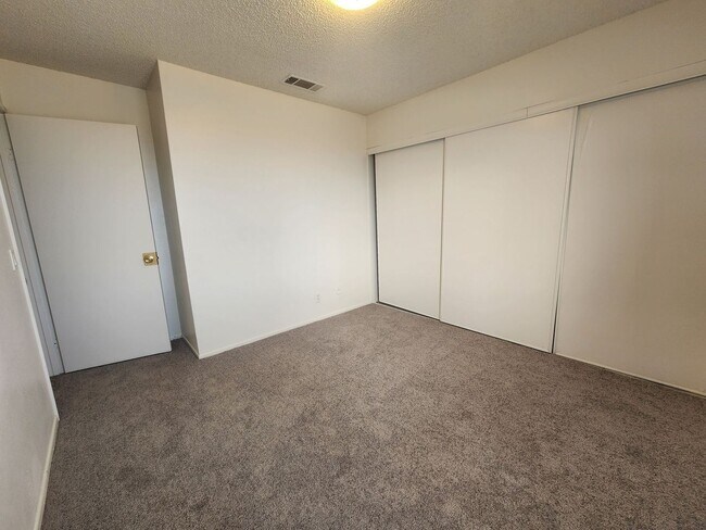 Building Photo - 3 bedroom in Hansen Track