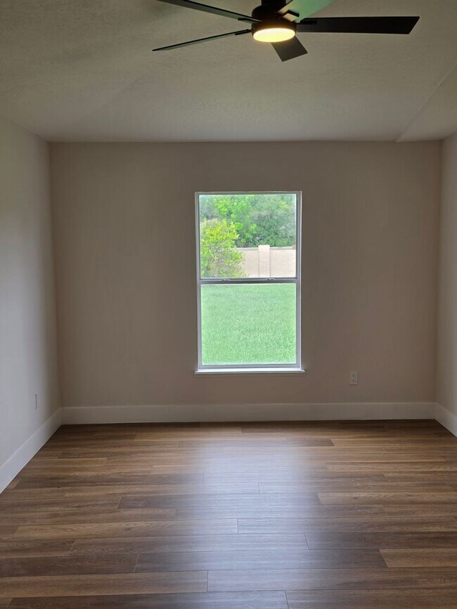 Building Photo - FOR RENT!!! SIMPLY STUNNING (REMODELED) 3 BEDROOM 2 BATH SINGLE FAMILY HOME...