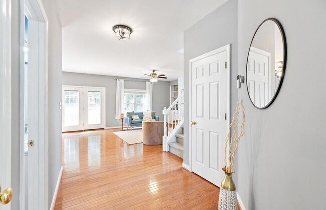 Building Photo - 5 Bedroom, 2.5 Bath Home in St. James Woods  ** Available for showings 3/25/2026 **