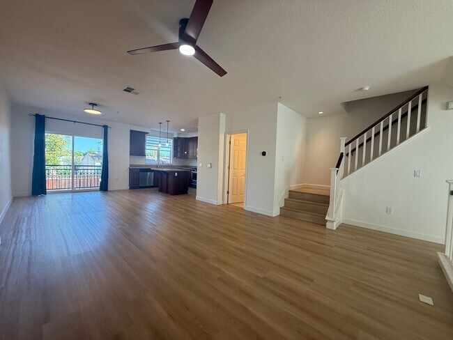 Building Photo - Beautiful and Modern 3 Bedroom 2.5 Bath Townhome in Montecito Vista Area