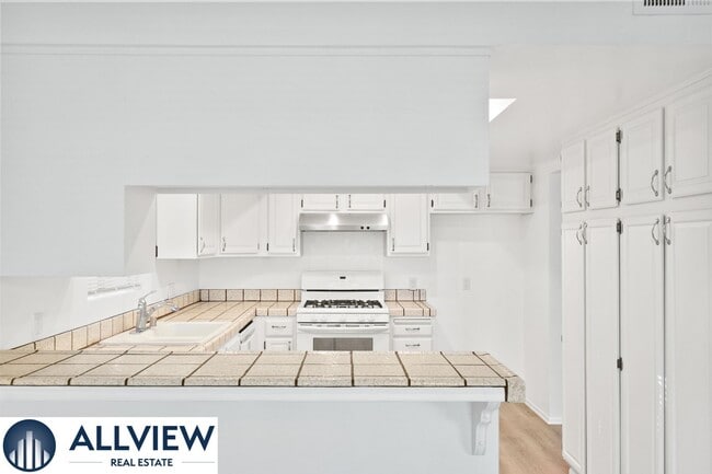 Building Photo - Gorgeous, updated 3 bed, 2 bath home in th...